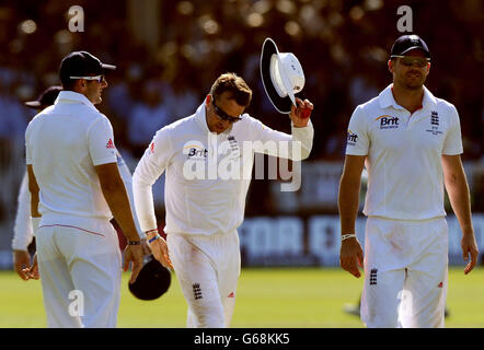 Graeme Swann in Inghilterra festeggia il suo quinto wicket, Ryan Harris in Australia, il secondo giorno del secondo Investec Ashes Test al Lord's Cricket Ground, Londra. Foto Stock