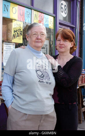 Una madre (Valerie) e una figlia (Greta) Smalley. I due hanno iniziato la loro lotta contro l'azione militare in Iraq, essendo candidati indipendenti anti-guerra nelle loro elezioni locali. * Valerie Smalley, 68 anni, era un membro pienamente pagato del partito laburista di Leicester fino a una settimana fa, quando uscì dalla politica del governo sull'Iraq. Sua figlia, Greta, 42 anni, ha detto che ha deciso di sostenere sua madre per mostrare sostegno a tutte le donne e bambini che soffriranno se la guerra andrà avanti. Foto Stock