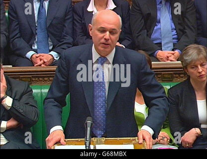 Screen grab del leader dell'opposizione, Iain Duncan Smith parlando alla Camera dei Comuni mentre le forze britanniche e americane sono pronte per una possibile guerra con l'Iraq. * fino ad oggi, tre deputati laburisti si sono già dimessi per protestare contro la questione irachena a seguito del mancato rispetto di una seconda risoluzione ONU. Foto Stock