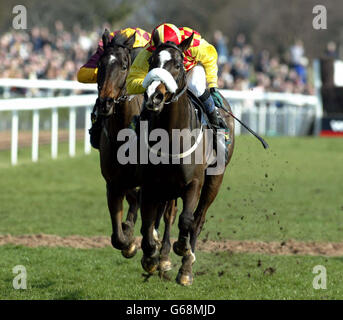 John Smiths Midland Grand National. Robert Power ha la testa giù a bordo di Intelligent per vincere il John Smiths Midlands National all'Uttoxeter Race Course, Uttoxeter. Foto Stock