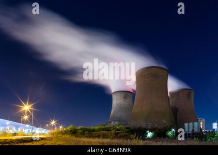 La stazione di alimentazione delle torri di raffreddamento durante la notte. Questo è Rugeley Power Station in Staffordshire, Regno Unito. Foto Stock