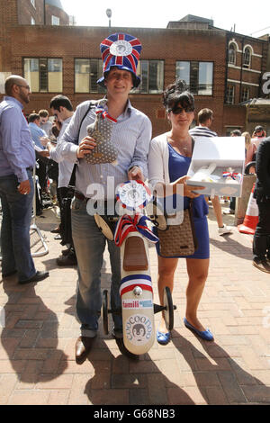 Bene i wishers con i regali fuori della Lindo Wing del St Mary's Hospital a Londra come la Duchessa di Cambridge è stata ricoverata in ospedale nelle prime fasi del lavoro, Kensington Palace ha detto oggi. Foto Stock