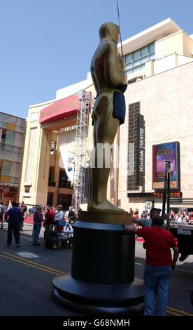 Una statua di Oscar fuori dal Kodak Theatre, Hollywood, Los Angeles, USA, dove si terranno i 75° premi dell'Accademia domenica 23 marzo. Foto Stock