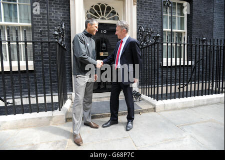 Simon Talbot (a sinistra) fuori Downing Street con Conrad Bird, GRANDE responsabile della campagna (a destra). Lo skipper professionista nato a Londra Simon Talbot (44) guiderà un equipaggio dilettante che è stato addestrato in preparazione della gara di 40,000 miglia che richiederà 11 mesi per visitare 15 porti su sei continenti oltre la serie di otto zampe in una flotta abbinata di dodici 70 piedi di corse oceaniche barche. Farà una pausa dall'allenamento con il suo team per vedere il loro yacht in Trafalgar Square sabato 3 agosto. Foto Stock