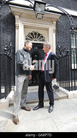 Simon Talbot (a sinistra) fuori Downing Street con Conrad Bird, GRANDE responsabile della campagna (a destra). Lo skipper professionista nato a Londra Simon Talbot (44) guiderà un equipaggio dilettante che è stato addestrato in preparazione della gara di 40,000 miglia che richiederà 11 mesi per visitare 15 porti su sei continenti oltre la serie di otto zampe in una flotta abbinata di dodici 70 piedi di corse oceaniche barche. Farà una pausa dall'allenamento con il suo team per vedere il loro yacht in Trafalgar Square sabato 3 agosto. Foto Stock