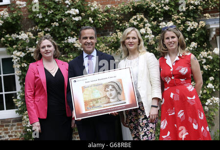 (Da sinistra a destra) Mary Macleod, membro conservatore del parlamento, Mark Carney, governatore della Banca d'Inghilterra, Stella Creasy, membro laburista e cooperativo del parlamento, E Caroline Criado-Perez, co-fondatore della Camera delle Donne, posa per una fotografia dopo la presentazione del concept design per la nuova banconota da dieci sterline della Banca d'Inghilterra, con l'autore Jane Austen al Jane Austen House Museum di Chawton, vicino Alton. La nota Austen verrà emessa entro un anno dalla nota Churchill &Pound;5, che sarà pubblicata nel corso del 2016. Foto Stock