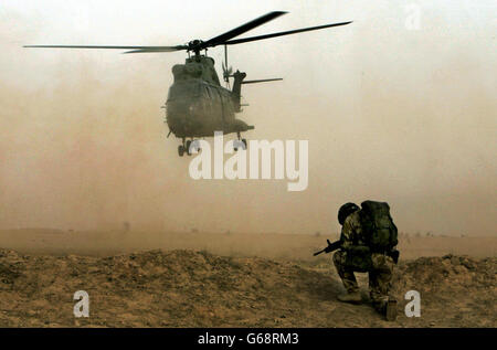 I feriti britannici sono volati fuori da 1 CS Medical Regiment basato vicino a Basra, Iraq meridionale, in un elicottero Puma. Foto di Dan Chung, The Guardian, MOD Pool Foto Stock