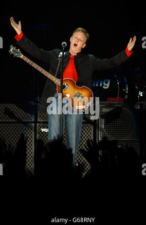 Sir Paul McCartney si esibisce sul palco durante la notte di apertura della tappa europea di His Back in the World 2003 al Palais Omnisports Bercy di Parigi, Francia. Foto Stock