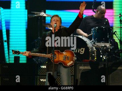 Sir Paul McCartney si esibisce sul palco durante la notte di apertura della tappa europea di His Back in the World 2003 al Palais Omnisports Bercy di Parigi, Francia. Foto Stock