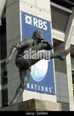 Statue e memoriali - il giocatore di rugby - Stadio di Twickenham - Londra. La scultura di un giocatore di rugby fuori dallo stadio. Foto Stock