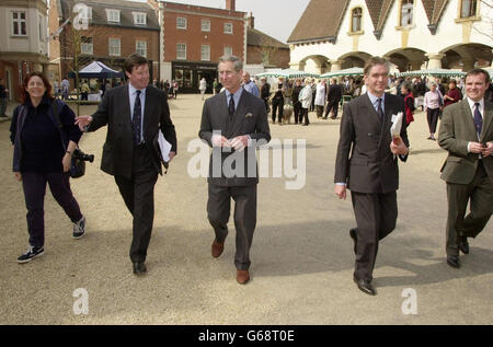 Il Principe di Galles durante la sua visita a Poundbury in Dorset, come parte delle celebrazioni del decimo anniversario dello sviluppo. Il Principe ha girato una mostra che descrive la breve storia del villaggio vicino a Dorchester. * ha visto esposizioni che includono le fotografie e le biografie dei residenti locali così come i programmi per il futuro del villaggio, che ha aiutato a progettare. Poundbury ora ha più di 700 residenti e ha un obiettivo a lungo termine di 2,500 case. Foto Stock