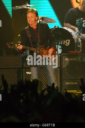 Sir Paul McCartney si esibisce sul palco durante la notte di apertura della tappa europea di His Back in the World 2003 al Palais Omnisports Bercy di Parigi, Francia. Foto Stock