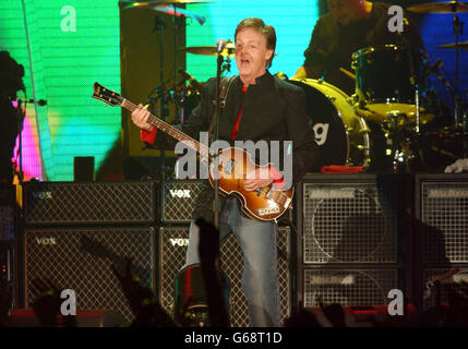 Sir Paul McCartney si esibisce sul palco durante la notte di apertura della tappa europea di His Back in the World 2003 al Palais Omnisports Bercy di Parigi, Francia. Foto Stock