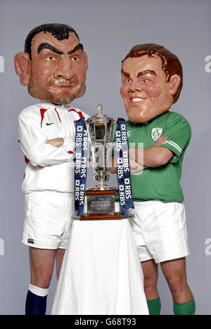 I personaggi "Big Heads" basati su, il capitano d'Inghilterra Martin Johnson (a destra) e il capitano d'Irlanda Brian o'Driscoll con il Trofeo RBS 6 Nations. L'Inghilterra incontrerà l'Irlanda nella partita RBS 6 Nations a Lansdowne Road, Dublino, domenica. Foto Stock