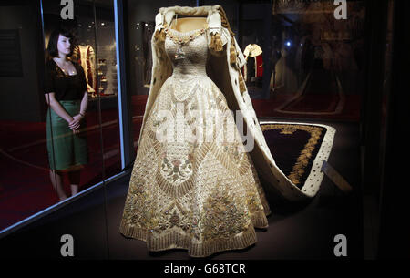 L'abito coronatio della regina Elisabetta II e Robe in mostra a Buckingham Palace, come parte della più grande mostra mai montata sull'incoronazione della regina Elisabetta II Foto Stock