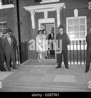 La folla di Londra si è riunita fuori dal numero 4, Buckingham Palace, S.W., ha avuto questa vista sorridente oggi (lunedì) della signora JACQUELINE KENNEDY (sinistra), moglie del presidente degli Stati Uniti, e sua sorella, la principessa LEE RADZIWILL. Stavano vedendo fuori gli ospiti che partono dopo la festa che ha seguito il battesimo alla Cattedrale di Westminster oggi di Anna Christina, figlia infantile del principe e della principessa Radziwill. No.4, Buckingham Palace è la casa dei Radziwills. Foto Stock