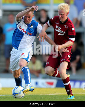 Calcio - Pre-Season friendly - Bristol Rovers / Derby County - Memorial Stadium. David Clarkson di Bristol Rovers si inscatola per la palla con Will Hughes della Derby County (a destra) Foto Stock