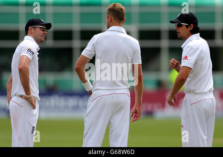 Il capitano dell'Inghilterra Alastair Cook (a destra) e James Anderson parlano a Stuart Broad (al centro) , durante il quarto giorno della prima partita di test degli Ashes Investec a Trent Bridge, Nottingham. Foto Stock