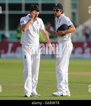 Il capitano d'Inghilterra Alastair Cook (a destra) parla al suo bowler fuggito James Anderson, durante il quarto giorno della prima partita di Investec Ashes Test a Trent Bridge, Nottingham. Foto Stock