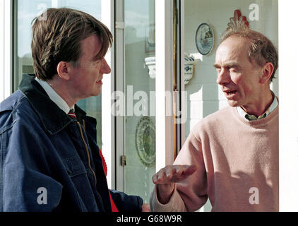 Peter Mandleson. Canvasing da porta a porta nella sua circoscrizione di Hartlepool nella Contea di Durham, N e Inghilterra, Peter Mandleson MP ascolta un residente, Ron Abigale, 56, raccontano la sua inquietudine riguardo i richiedenti asilo che vengono in Gran Bretagna. Egli divenne più tardi il commissario europeo per il commercio (2004 e 2008) ed è stata fatta una vita peer. Foto Stock