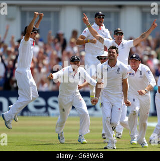 Il bowler inglese James Anderson festeggia con il resto della squadra mentre prende il wicket australiano finale di Brad Haddin dopo la revisione di DRS, e l'Inghilterra vince il primo match di prova di Ashes di Investec a Trent Bridge, Nottingham. Foto Stock