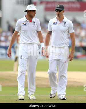 Stuart in Inghilterra ha parlato con Kevin Pietersen (a destra) durante la prima partita degli Investec Ashes Test a Trent Bridge, Nottingham. Foto Stock