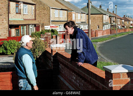 Peter Mandleson MP canvasing destro da porta a porta nella sua circoscrizione di Hartlepool nella Contea di Durham, N e in Inghilterra, per la British 2001 elezione generale. Egli divenne più tardi il commissario europeo per il commercio (2004 e 2008) ed è stata fatta una vita peer Foto Stock