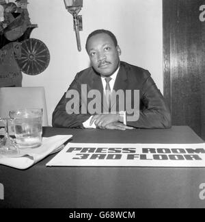 Martin Luther King, leader dei diritti civili, durante una conferenza stampa all'Hilton Hotel di Londra. Ieri ha ricevuto una laurea honoris dall'Università di Newcastle. Foto Stock