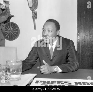 Martin Luther King, leader dei diritti civili, durante una conferenza stampa all'Hilton Hotel di Londra. Ieri ha ricevuto una laurea honoris dall'Università di Newcastle. Foto Stock