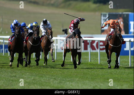 Field of Dream guidato da Adam Kirby (al centro) vince la 32Red Bunbury Cup nella Darley July Cup Day al Piper-Heidsieck July Festival presso l'ippodromo di Newmarket, Newmarket. Foto Stock