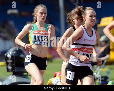 Sophie Riches si regge nelle manche del 1500m evento delle donne durante i campionati britannici e le prove mondiali all'Alexander Stadium di Birmingham. Foto Stock