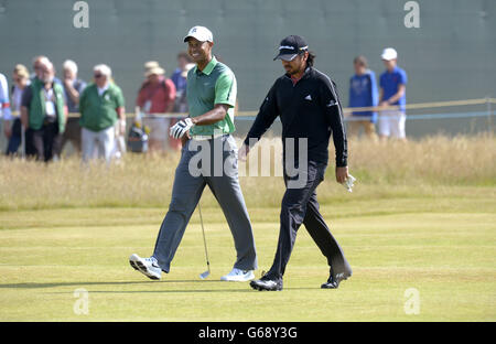 USA's Tiger Woods (a sinistra) e Australia's Jason Day durante il primo giorno di pratica per l'Open Championship 2013 al Muirfield Golf Club, East Lothian. Foto Stock