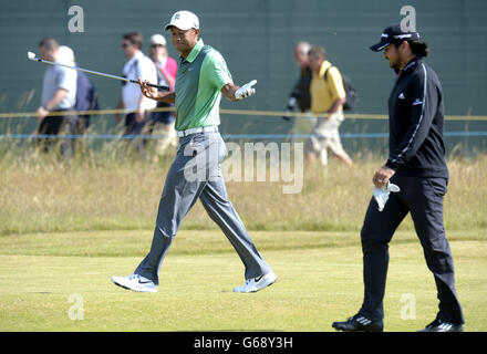 USA's Tiger Woods (a sinistra) e Australia's Jason Day durante il primo giorno di pratica per l'Open Championship 2013 al Muirfield Golf Club, East Lothian. Foto Stock