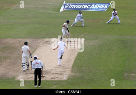 Australia battitore Ashton Agar è catturato dall'Inghilterra slide Alastair Cook off bowler James Anderson durante il quinto giorno del primo Investec Ashes Test match a Trent Bridge, Nottingham. Foto Stock