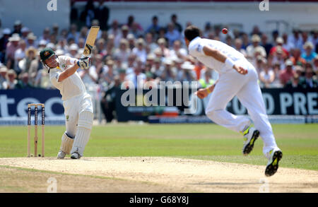 Il Brad Haddin australiano ha un confine al di fuori del bowling di Steven Finn di Enlgand durante il quinto giorno della prima partita di Investec Ashes Test a Trent Bridge, Nottingham. Foto Stock