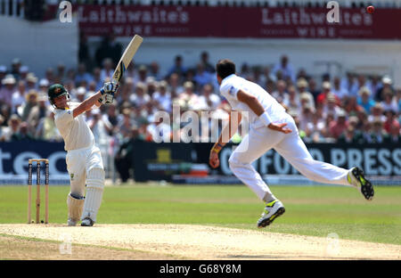 Il Brad Haddin australiano ha un confine al di fuori del bowling di Steven Finn di Enlgand durante il quinto giorno della prima partita di Investec Ashes Test a Trent Bridge, Nottingham. Foto Stock