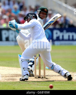 Il brad Haddin australiano ha colpito un confine fuori dal bowling di Graeme Swann durante il quinto giorno del primo test di Investec Ashes a Trent Bridge, Nottingham. Foto Stock