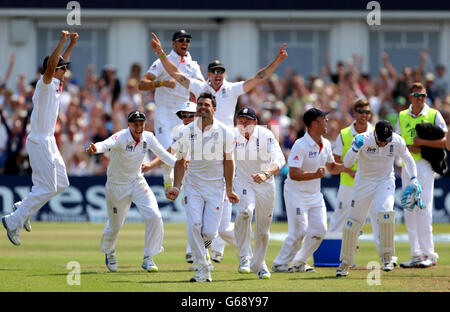 James Anderson (centro) in Inghilterra e il resto del team inglese festeggiano la vittoria della prima partita degli Investec Ashes Test a Trent Bridge, Nottingham. Foto Stock