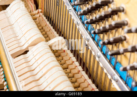 Modello di martelli e stringhe all'interno di pianoforte, vicino. Una hummer in azione quando il tasto è premuto. Distinguiti dalla folla conce Foto Stock