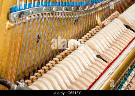 Modello di martelli e stringhe all'interno di pianoforte, vicino. Una hummer in azione quando il tasto è premuto. Distinguiti dalla folla conce Foto Stock