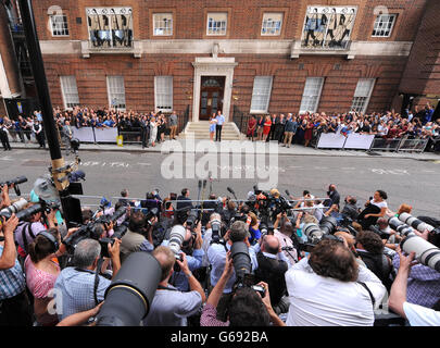 Il Duca e la Duchessa di Cambridge lasciano l'Ala Lindo del St Mary's Hospital di Londra, con il loro neonato figlio, il Principe Giorgio di Cambridge. Foto Stock