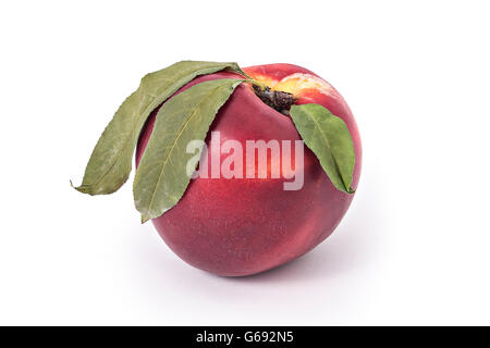 Fresche e mature nettarine organico isolato su uno sfondo bianco Foto Stock