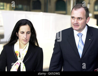 Major Charles Ingram con sua moglie Diana che arriva a Southwark Crown Court, dove loro, e il docente dell'università Tecwen Whittock, sono accusati di aver ingannato la loro strada per il premio più alto in TV quiz show Chi vuole essere un Millionaire? Foto Stock