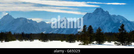Vista panoramica sulla gamma Teton nel paesaggio dal parco nazionale di Yellowstone in inverno, Wyoming negli Stati Uniti. Foto Stock