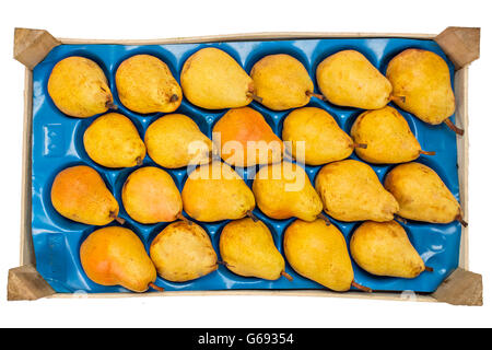 Pila di succose pere mature in una scatola di legno, cassa, su sfondo bianco Foto Stock
