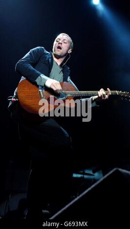 Chris Martin si esibisce sul palco durante la prima di una serie di concerti speciali per la Teenage Cancer Trust Charity presso la Royal Albert Hall nel centro di Londra. * gli spettacoli del Teenage Cancer Trust sono il frutto del frontman dell'OMS Roger Daltrey e del co-presidente della carità Dr Adrian Whiteson. Foto Stock