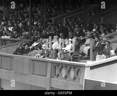 Royalty - il Re e la Regina del Portogallo - Wimbledon tennis Championship - All England Lawn tennis Club. Il re Manuel II del Portogallo e la regina consorte Augusta guardano il tennis a Wimbledon con la famiglia reale britannica. Foto Stock