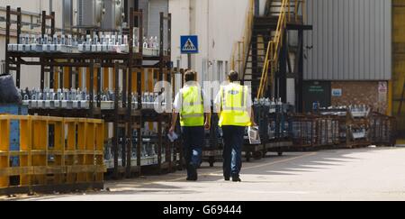 Lavoratori Ford presso lo stabilimento Transit Assembly di Southampton che chiude le porte per l'ultima volta venerdì. Foto Stock