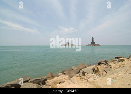Oceano Indiano e Vivekananda Rock Memorial, Kanyakumari, Tamil Nadu, India Foto Stock