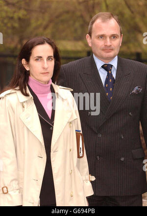 Il maggiore Charles Ingram e sua moglie Diana arrivano a Southwark Crown Court mentre il suo caso continua. Foto Stock